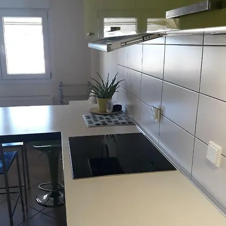 Modern Seaview Апартаменты *